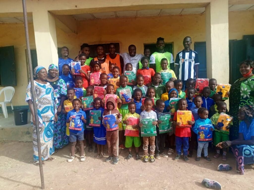 Action de distribution de fournitures scolaires par les bénévoles de l'association Dans la peau du vulnérable.