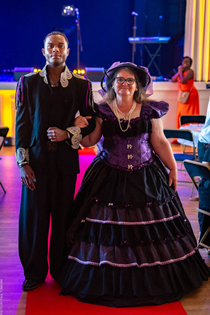 Crinoline violette et boléro d'or : Nathalie Froufrou célébrait en ce duo l'élégance de la nuit et la fièvre de l'arène.
