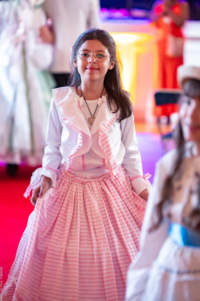 La robe d'Andréa, signée Nathalie Froufrou, respirait la Provence des santons et des lavandes, entre tradition couture et modernité.