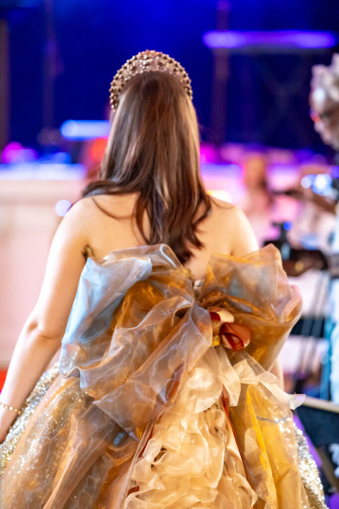 Une originalité faite d'or de plumes et d'argent par Nathalie Froufrou lors de notre défilé Fashion For Good 2026.