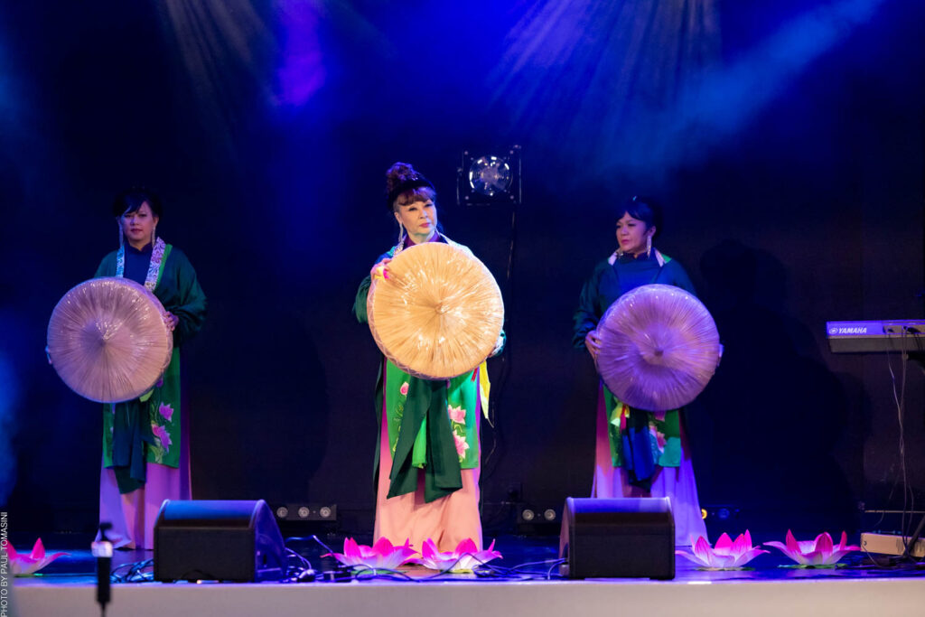Le xòe des Thaï, danse collective en cercle, rythme nos fêtes et célèbre la solidarité
